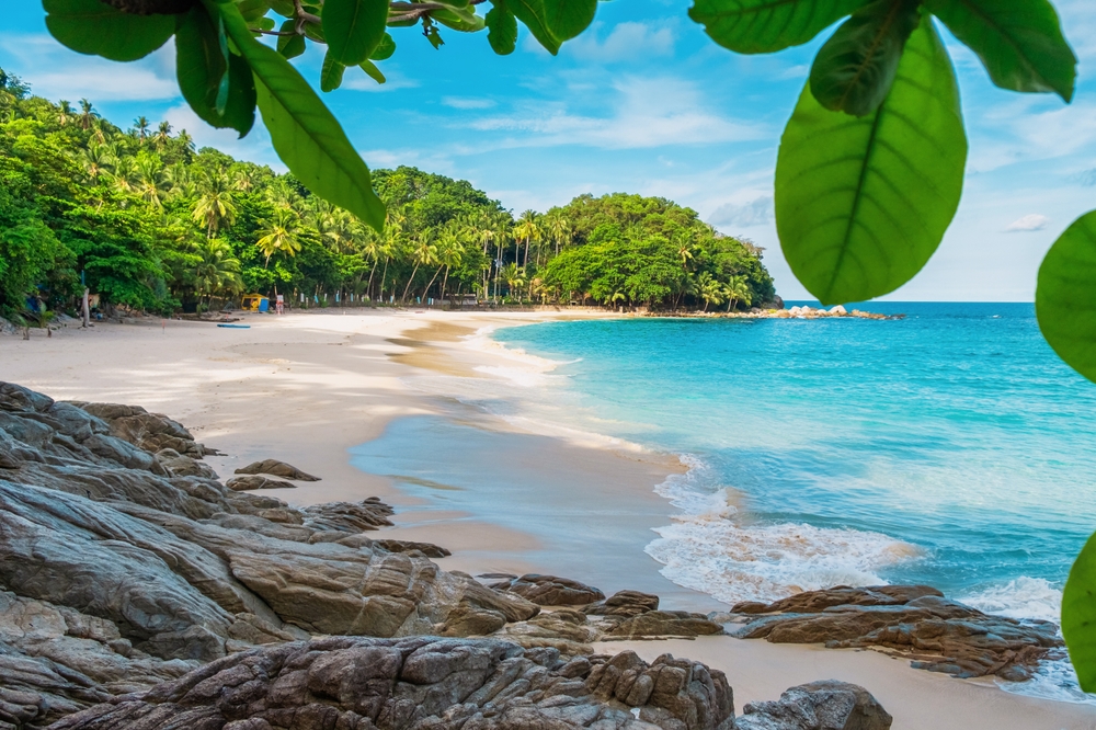 Freedom Beach en Phuket con palmeras y agua turquesa