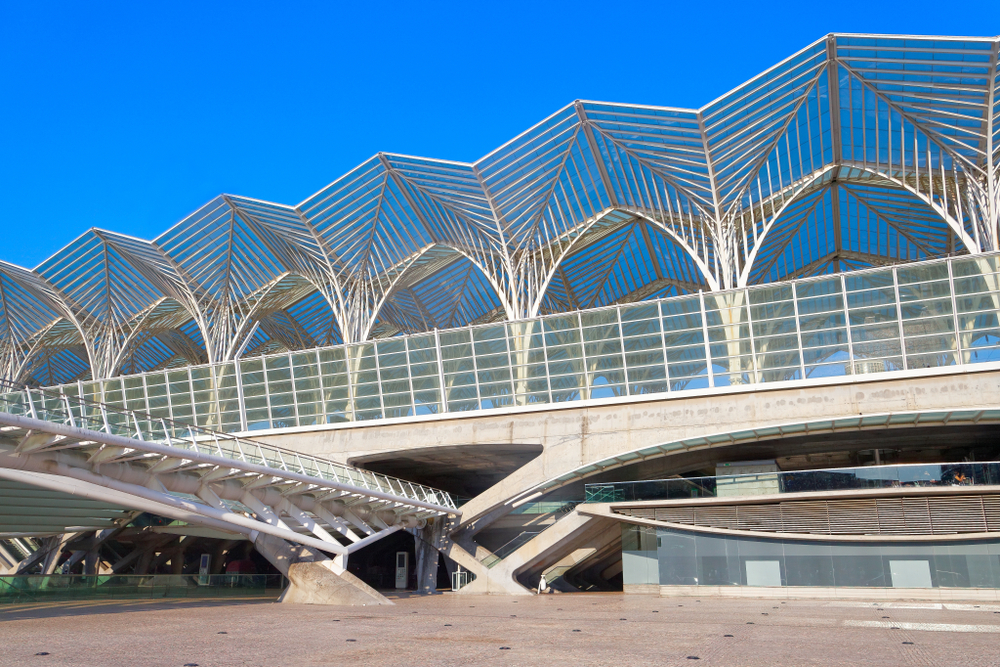 Del aeropuerto de Lisboa al centro - metro, autobuses y taxis 7 Estación de tren Gare do Oriente en Lisboa