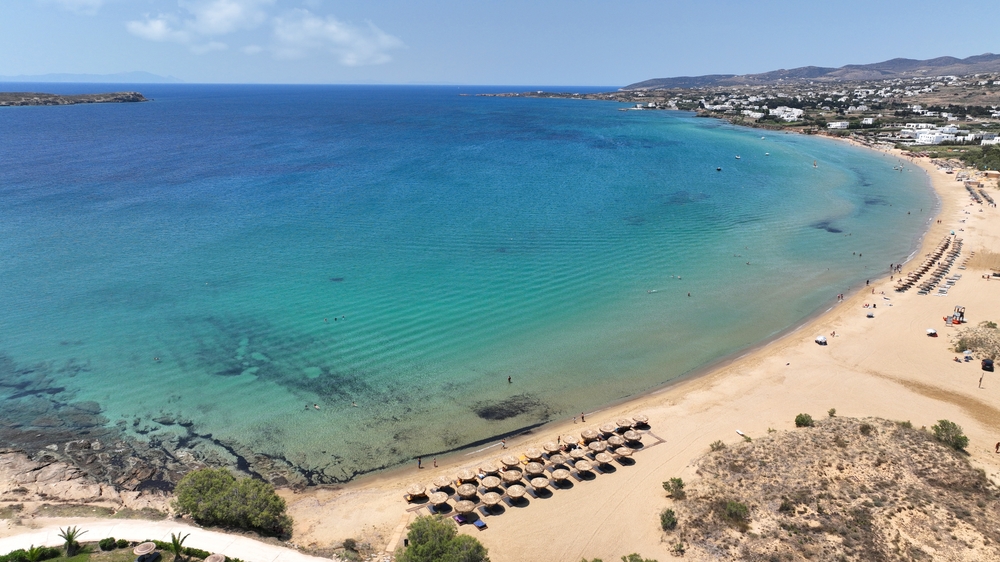 Vista aérea de la playa de arena de Chrissi Akti, también llamada Golden Beach, en Paros