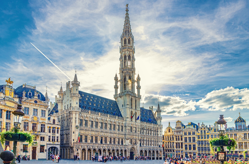 ¿Dónde alojarse en Bruselas? Las 6 mejores zonas y buenos hoteles 9 Grand Place de Bruselas con el ayuntamiento y las casas gremiales