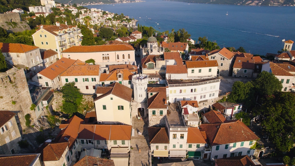 ¿Dónde alojarse en Montenegro? Los 7 mejores lugares y buenos hoteles 13 Torre del reloj y tejados del casco antiguo de Herceg Novi