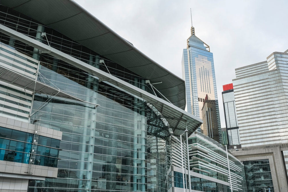 ¿Dónde alojarse en Hong Kong? Las 6 mejores zonas y buenos hoteles 12 Hong Kong Convention and Exhibition Centre junto al puerto en Wan Chai