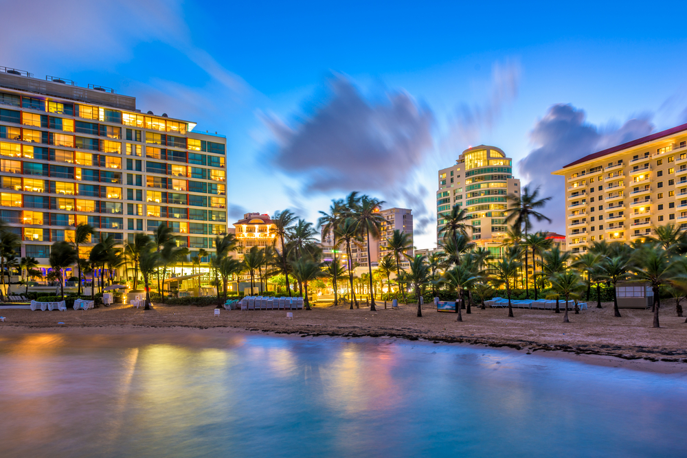 Hoteles y edificios altos junto a la playa de Condado en San Juan