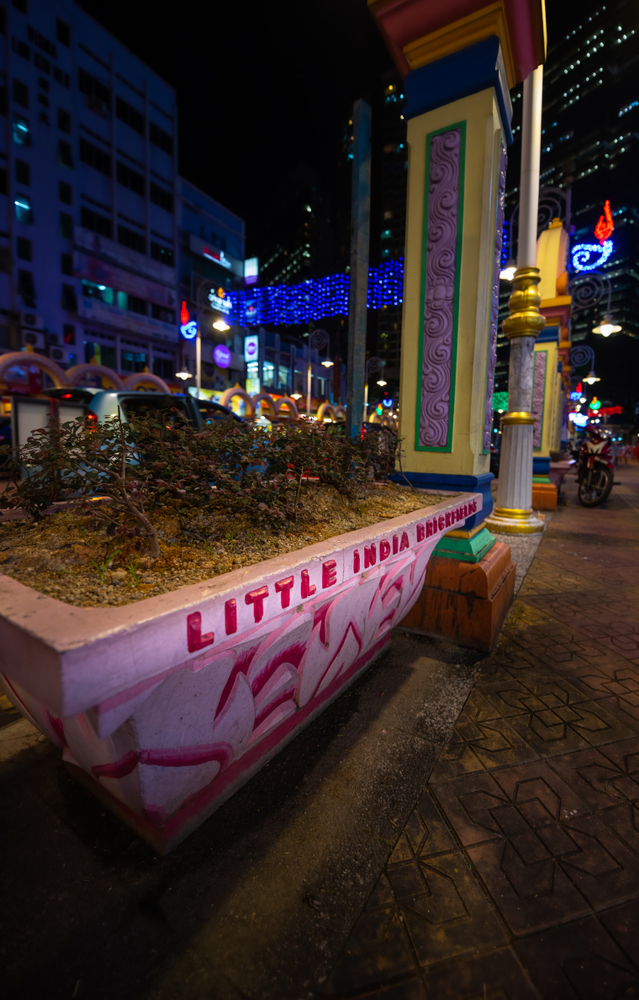 Del aeropuerto de Kuala Lumpur al centro - guía de transporte 11 Jalan Tun Sambanthan en la Little India de Brickfields en Kuala Lumpur al anochecer