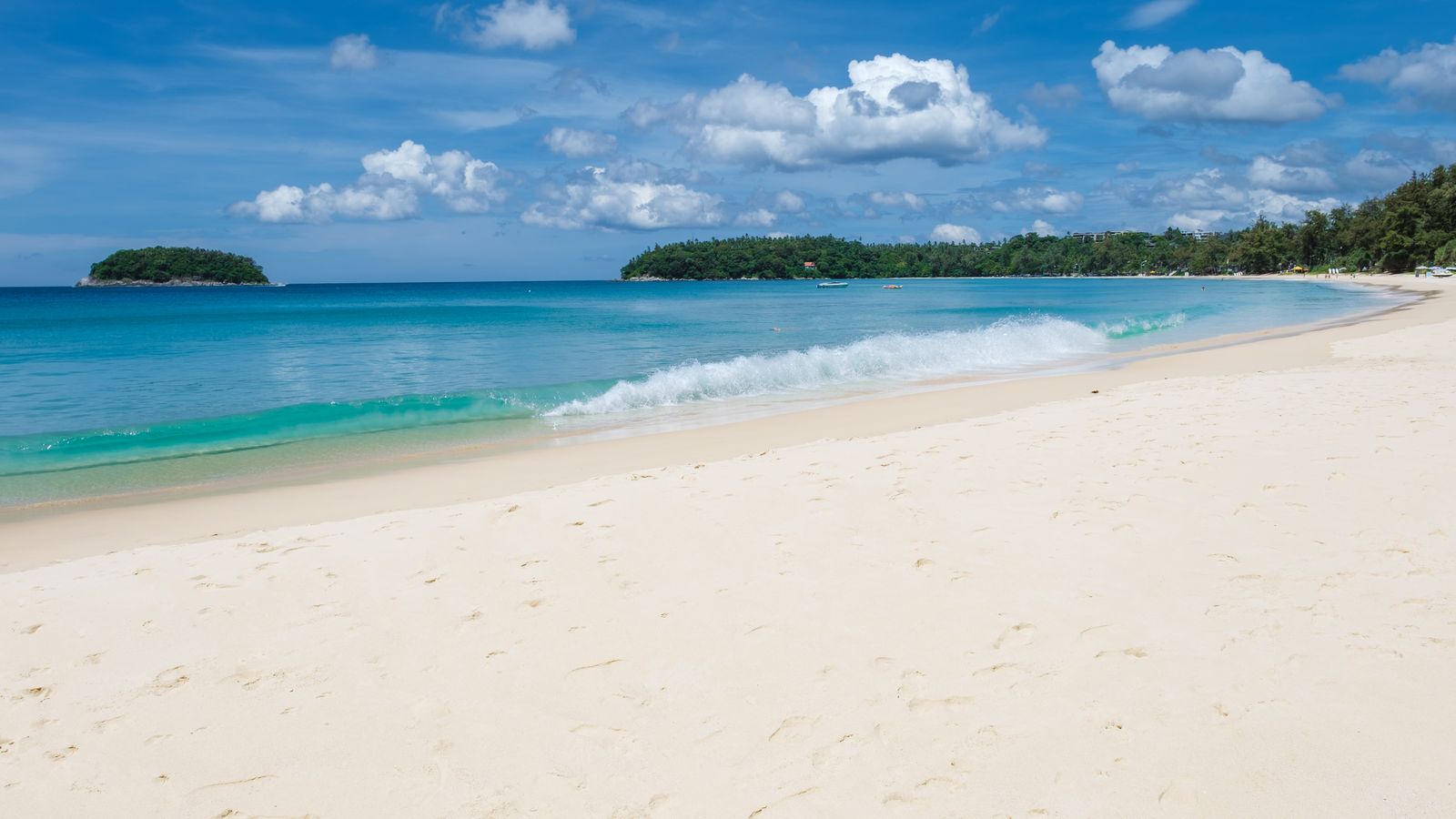 Kata Beach en la costa oeste de Phuket