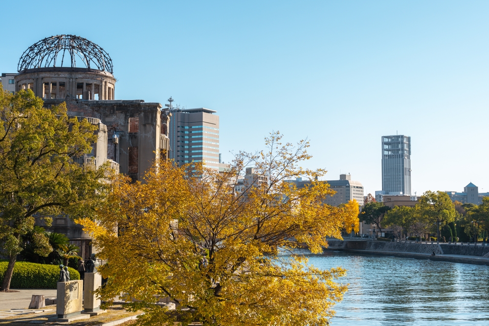 ¿Dónde alojarse en Japón? Las 7 mejores zonas y buenos hoteles 16 La Cúpula de la Bomba Atómica junto al río Motoyasu en el Parque Conmemorativo de la Paz de Hiroshima en otoño