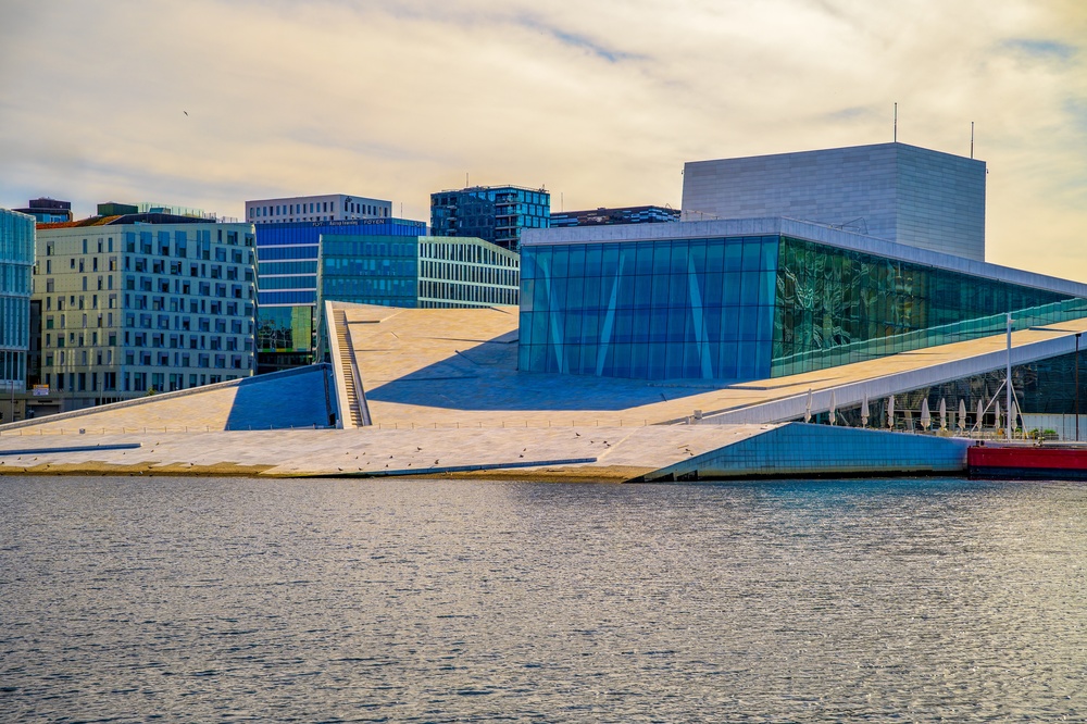 La Ópera de Oslo con su tejado inclinado de mármol