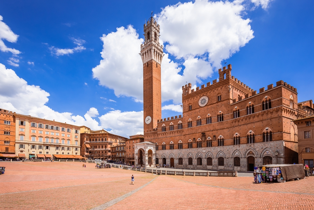 La Piazza del Campo con el ayuntamiento y la Torre del Mangia en Siena