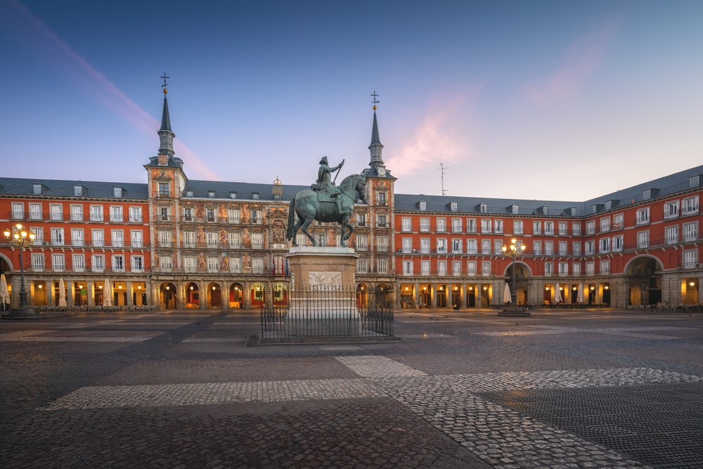 Qué ver en Madrid: las 18 mejores cosas que hacer 22 La Plaza Mayor de Madrid al amanecer con la estatua ecuestre de Felipe III