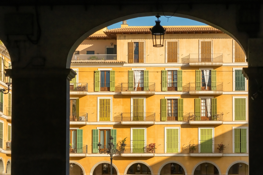 La Plaza Mayor del casco antiguo de Palma de Mallorca vista a través de un arco de piedra