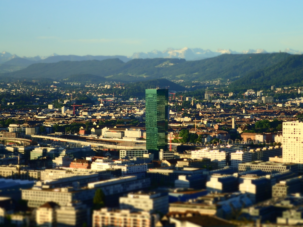 ¿Dónde alojarse en Zúrich? Las 6 mejores zonas y buenos hoteles 11 La Prime Tower en Zürich West al amanecer, con los Alpes al fondo