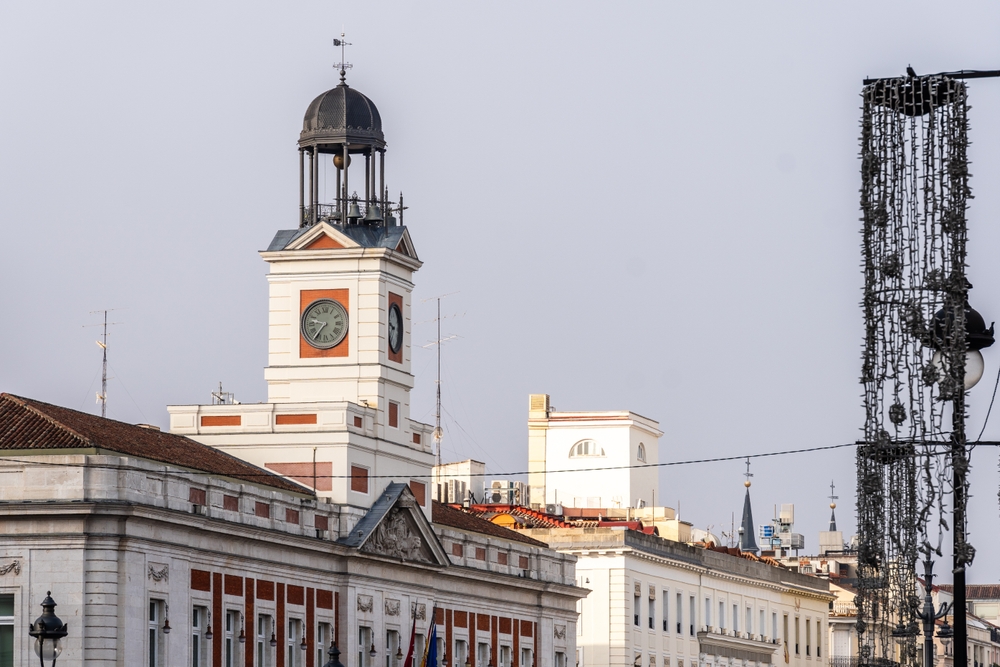 Qué ver en Madrid: las 18 mejores cosas que hacer 23 La Puerta del Sol de Madrid con la torre del reloj de la Casa de Correos
