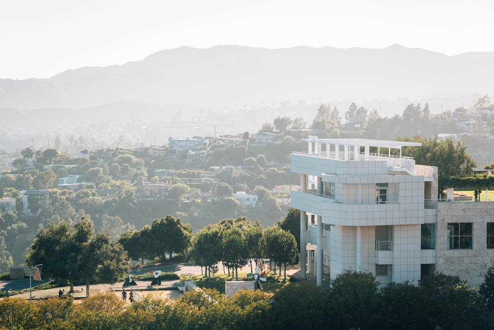 La arquitectura del Getty Center con las montañas al fondo en Los Ángeles