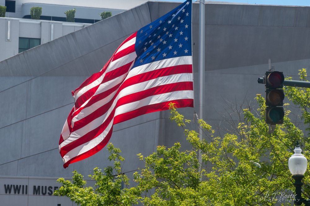 ¿Dónde alojarse en Nueva Orleans? Las 5 mejores zonas y buenos hoteles 10 La bandera estadounidense en el National WWII Museum, en el Warehouse District de Nueva Orleans