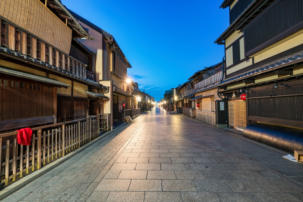 ¿Dónde alojarse en Kioto? Las 5 mejores zonas y buenos hoteles 9 La calle Hanamikoji en Gion, Kioto, al amanecer