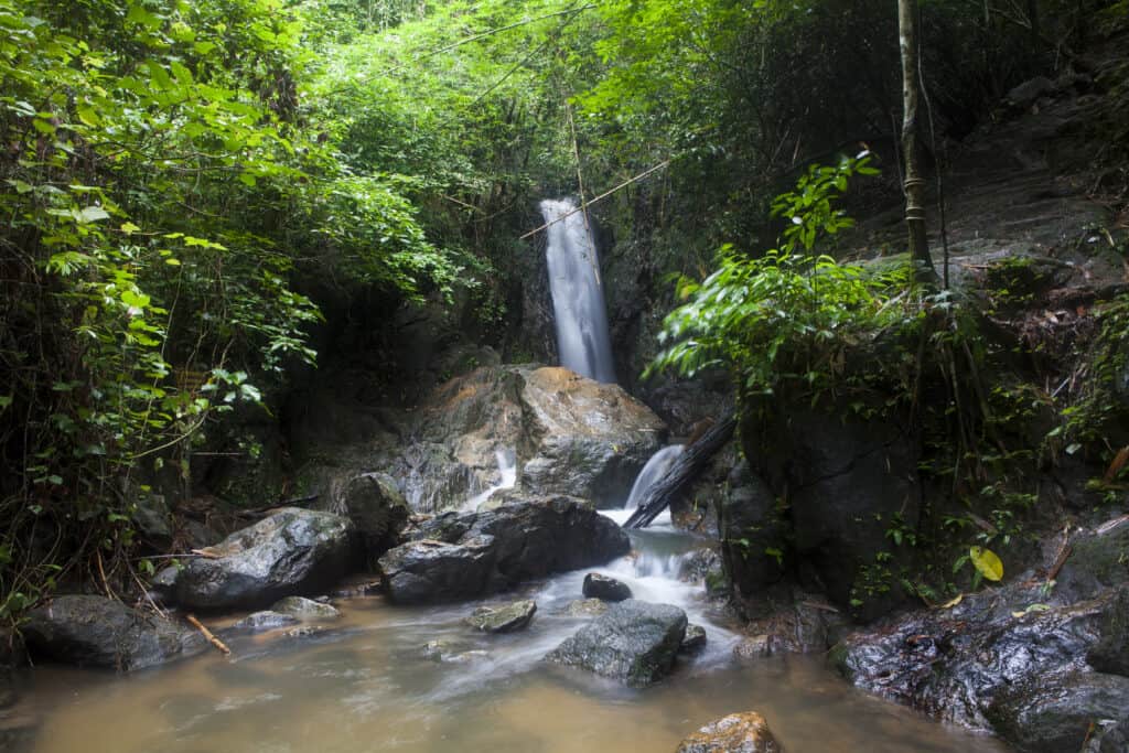 La cascada Bang Pae en el parque nacional Khao Phra Thaeo, en Phuket
