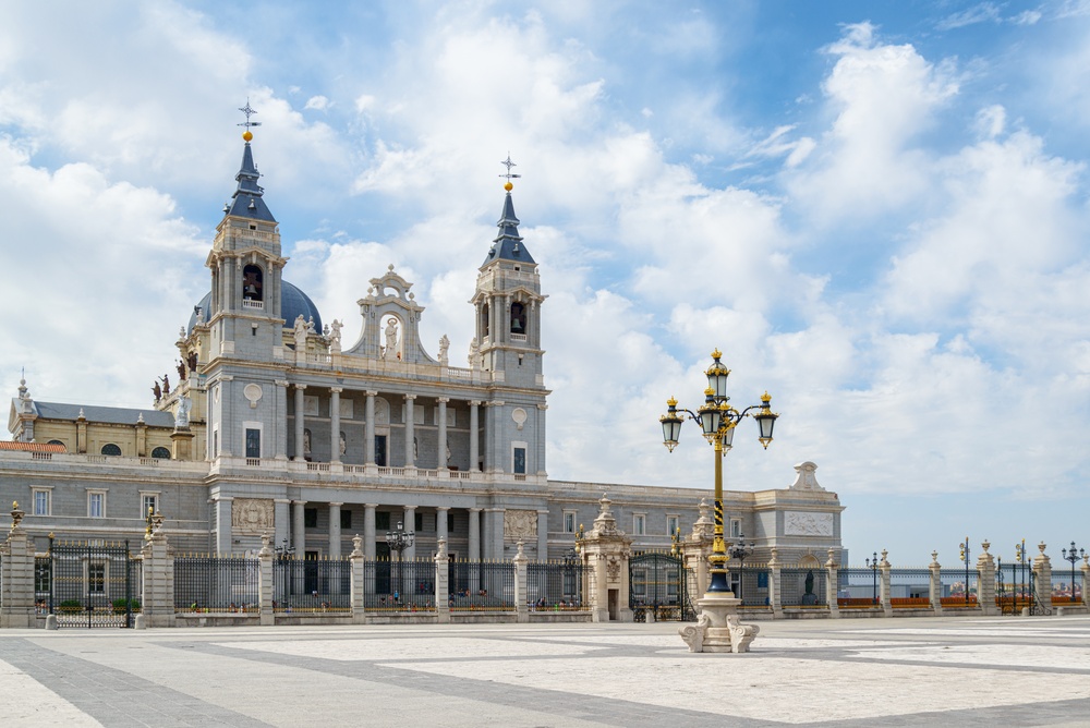 Qué ver en Madrid: las 18 mejores cosas que hacer 27 La catedral de la Almudena en Madrid