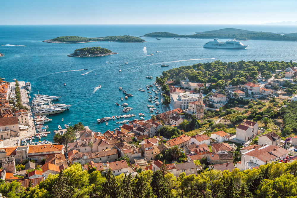 La ciudad de Hvar y las islas Pakleni vistas desde la fortaleza que domina la ciudad