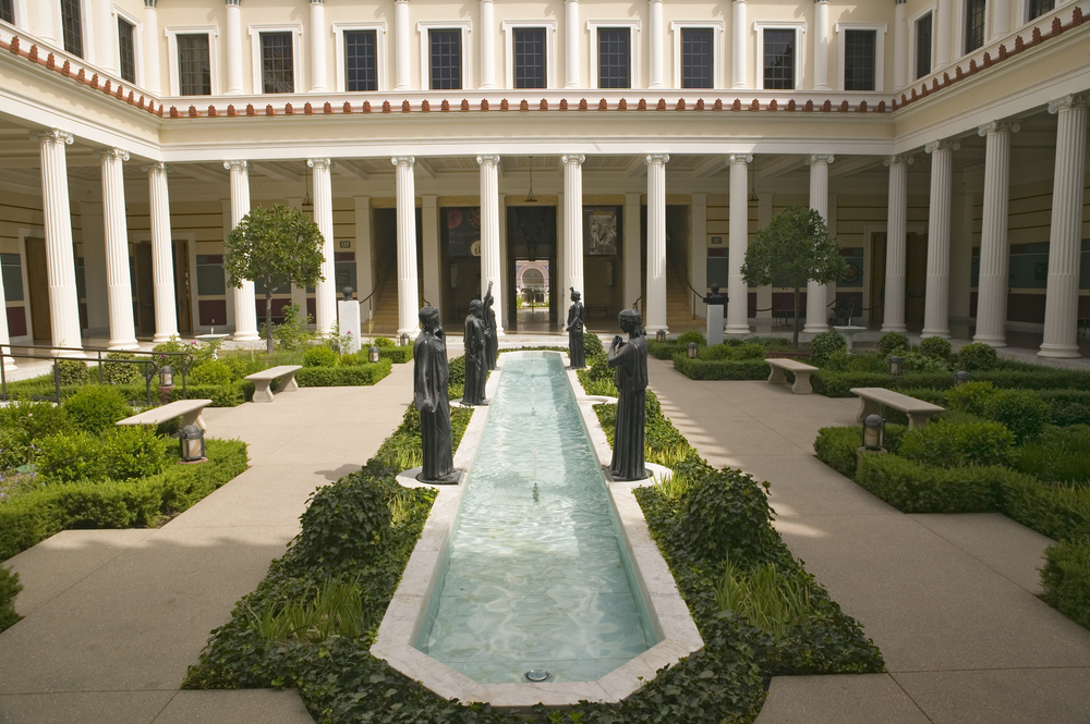 La columnata y el largo estanque de la Getty Villa en Pacific Palisades