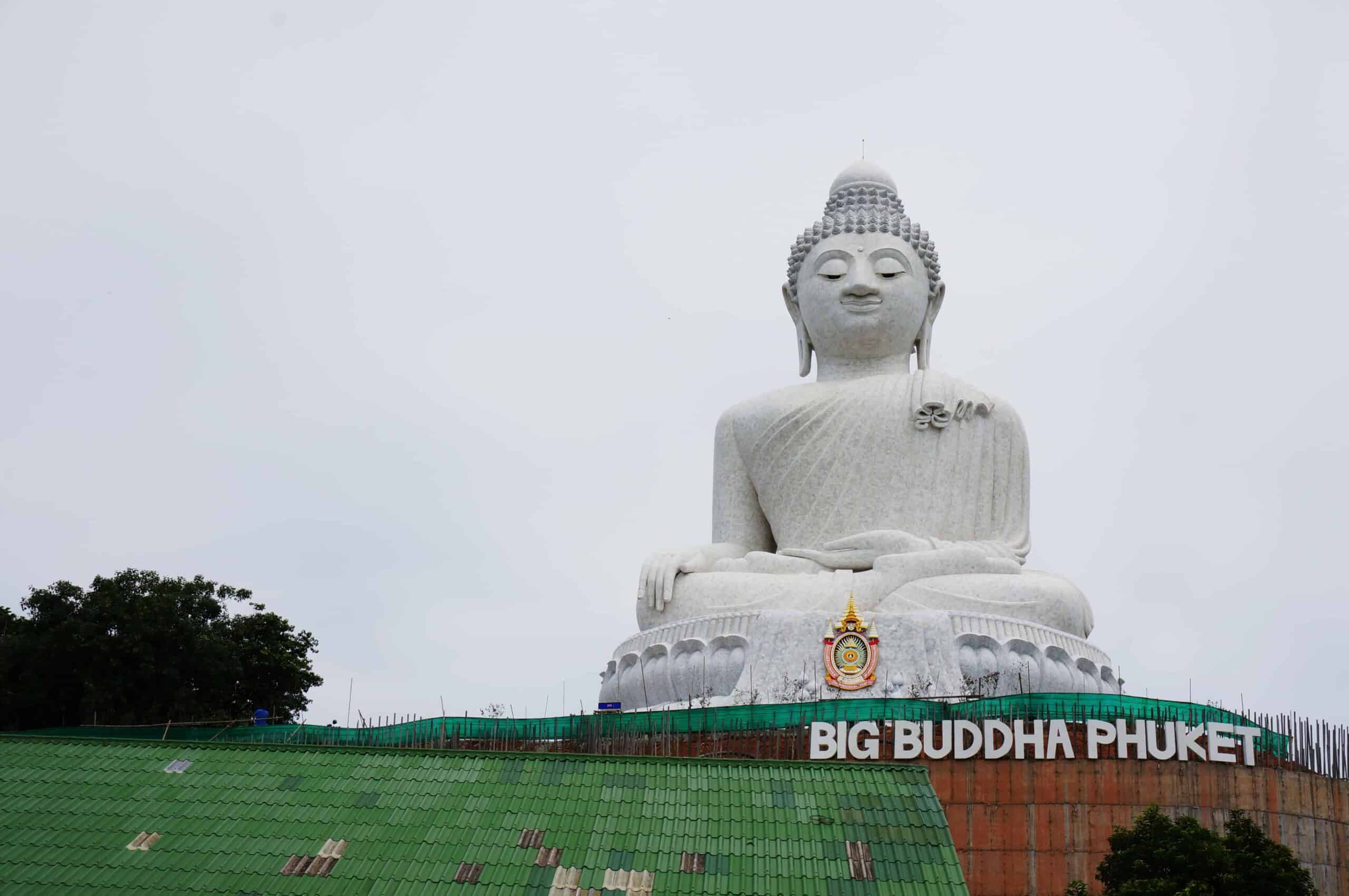 La estatua blanca de Big Buddha en la colina Nakkerd, en Phuket
