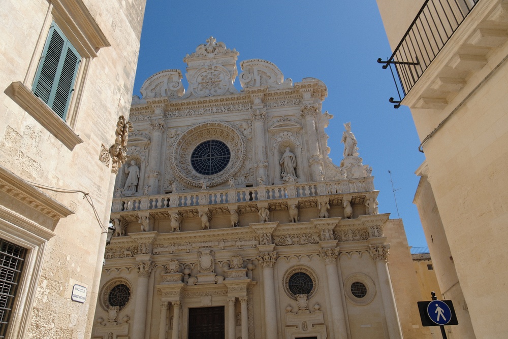 ¿Dónde alojarse en Apulia? Las 7 mejores localidades y buenos hoteles 15 La fachada barroca de la basílica de Santa Croce en Lecce