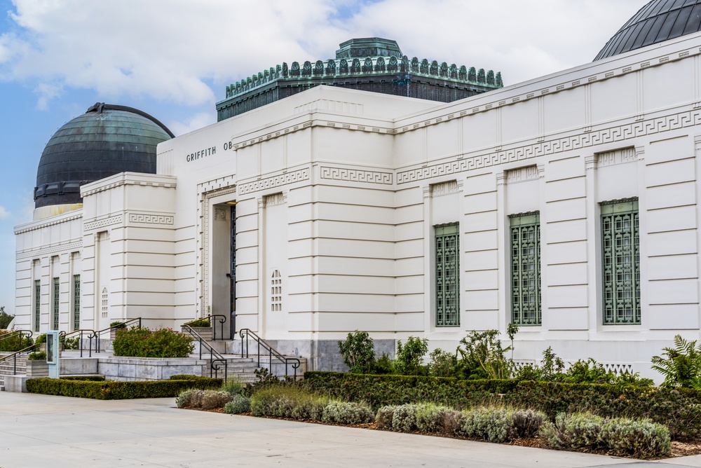 La fachada blanca art déco del Observatorio Griffith en Los Ángeles