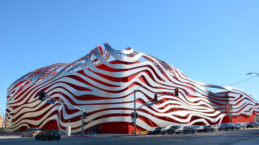 La fachada del Petersen Automotive Museum en Wilshire Boulevard