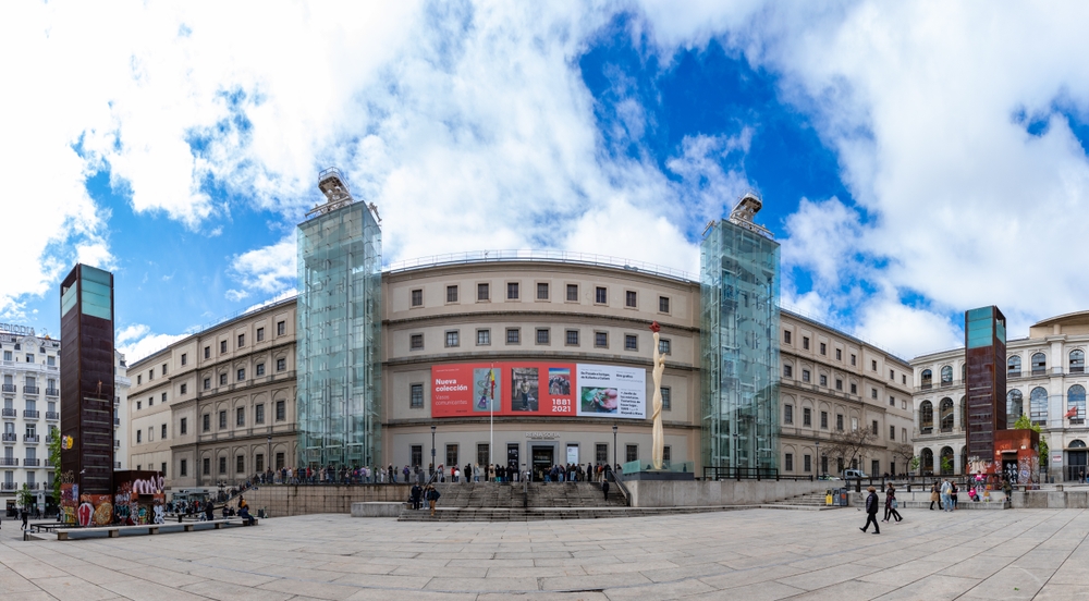 Qué ver en Madrid: las 18 mejores cosas que hacer 24 La fachada principal del Museo Reina Sofía de Madrid con visitantes haciendo cola en la entrada