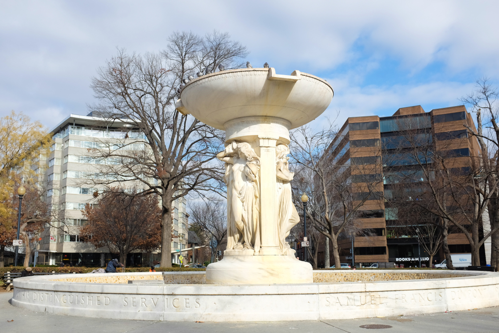 ¿Dónde alojarse en Washington D. C.? Las 6 mejores zonas y buenos hoteles 12 La fuente de mármol de Dupont Circle, en Washington D. C.
