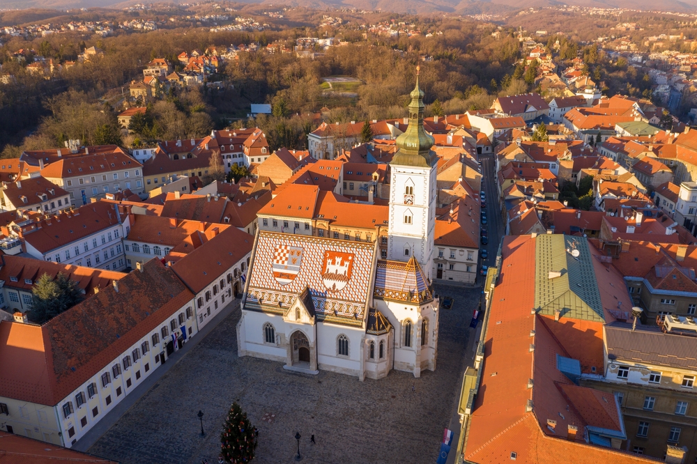 La iglesia de San Marcos con su tejado de tejas de colores en la Ciudad Alta de Zagreb