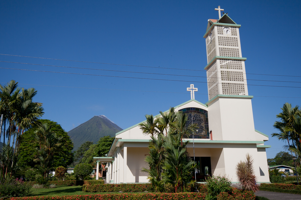 ¿Dónde alojarse en Costa Rica? Las 7 mejores zonas y buenos hoteles 10 La iglesia y el parque de La Fortuna con el volcán Arenal al fondo