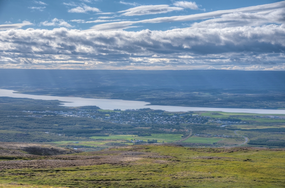 ¿Dónde alojarse en Islandia? Las 7 mejores zonas y buenos hoteles 14 La localidad de Egilsstaðir, en el este de Islandia, vista desde el aire