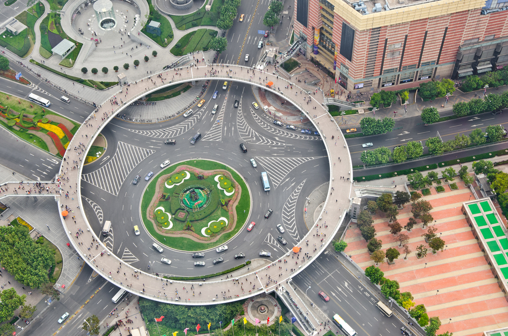 ¿Dónde alojarse en Shanghái? Las 6 mejores zonas y buenos hoteles 12 La pasarela peatonal circular entre las torres de Lujiazui en Shanghái vista desde arriba