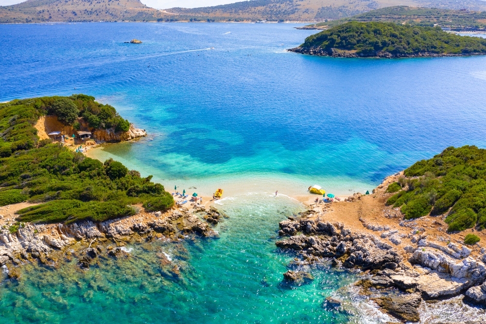 ¿Dónde alojarse en Albania? Los 7 mejores lugares y buenos hoteles 11 La playa Bora Bora de Ksamil con los pequeños islotes en el agua