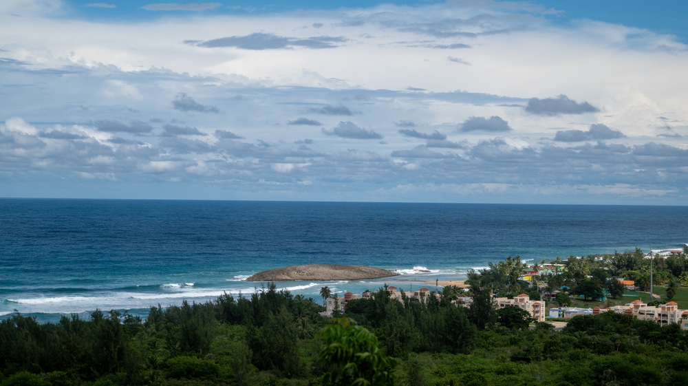 La playa Jobos de Isabela en la costa noroeste de Puerto Rico