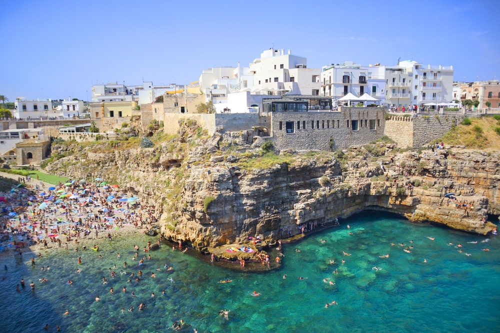 ¿Dónde alojarse en Apulia? Las 7 mejores localidades y buenos hoteles 11 La playa Lama Monachile en Polignano a Mare