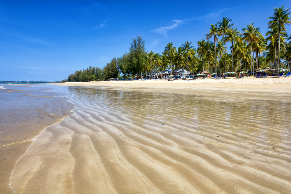 La playa de Bang Niang en Khao Lak
