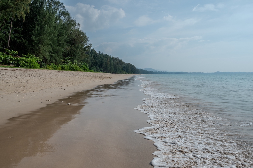 La playa de Bang Sak al norte de Khao Lak con arena dorada y aguas claras