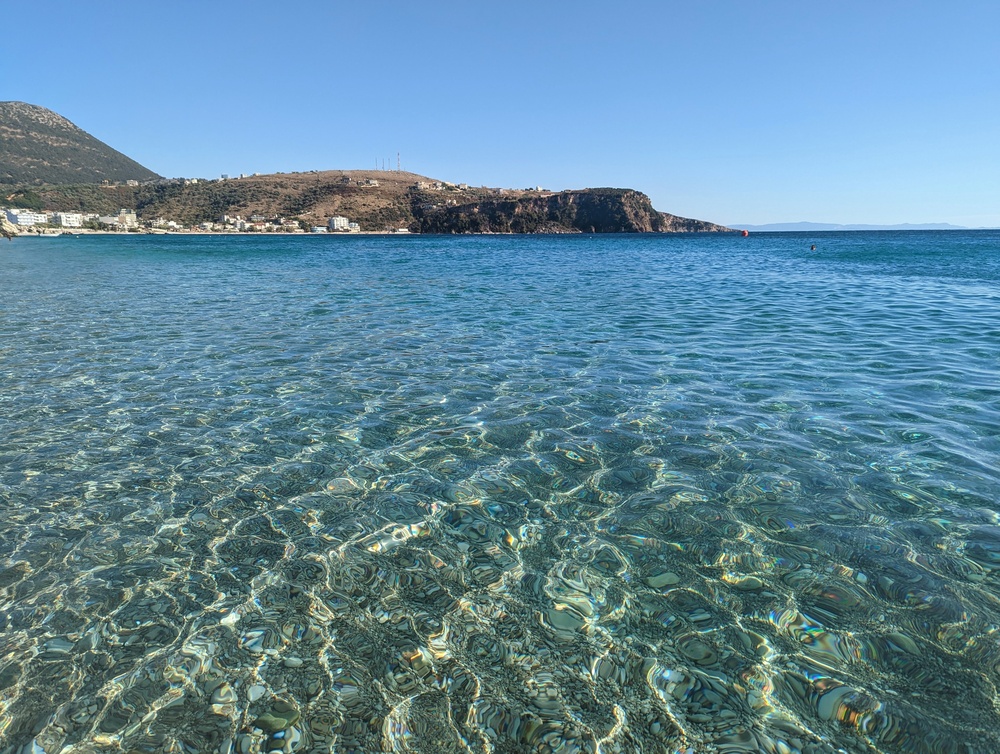 ¿Dónde alojarse en Albania? Los 7 mejores lugares y buenos hoteles 12 La playa de la localidad de Himarë, en la Riviera albanesa