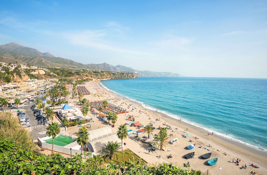 La playa de Nerja en la Costa del Sol