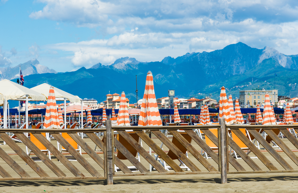 La playa de Viareggio con los Alpes Apuanos al fondo