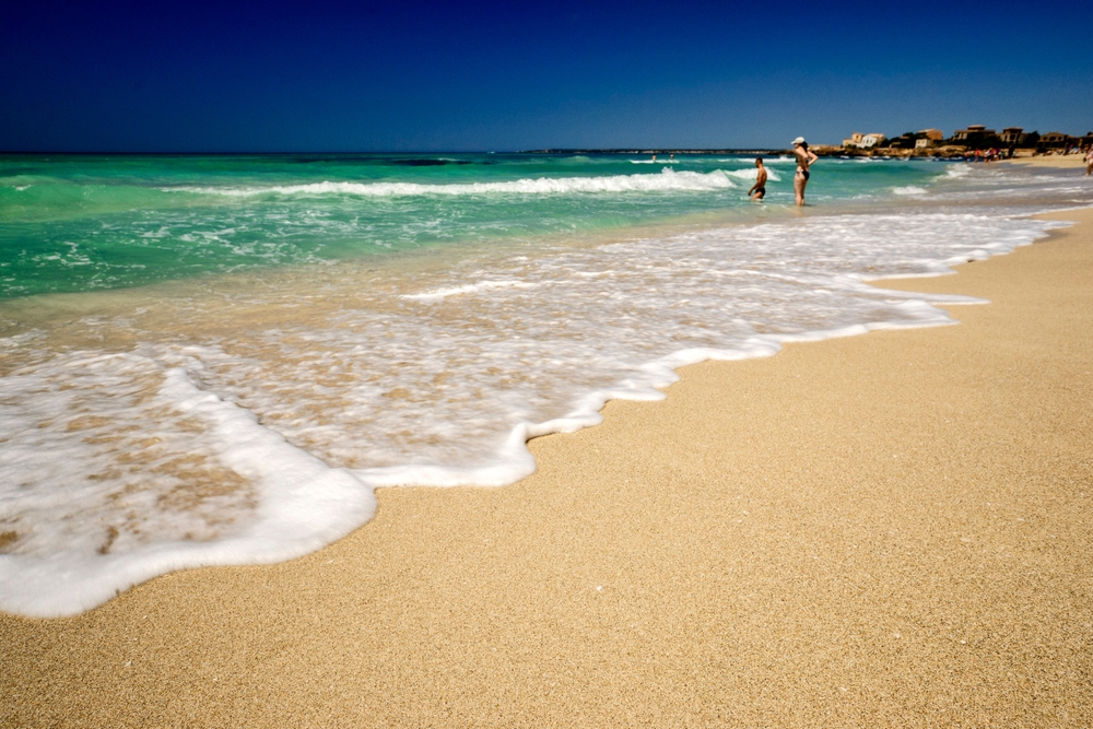 La playa de arena de Es Trenc en la costa sur de Mallorca