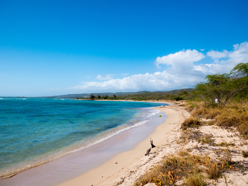 La playa de la reserva natural de Guánica en la costa suroeste de Puerto Rico