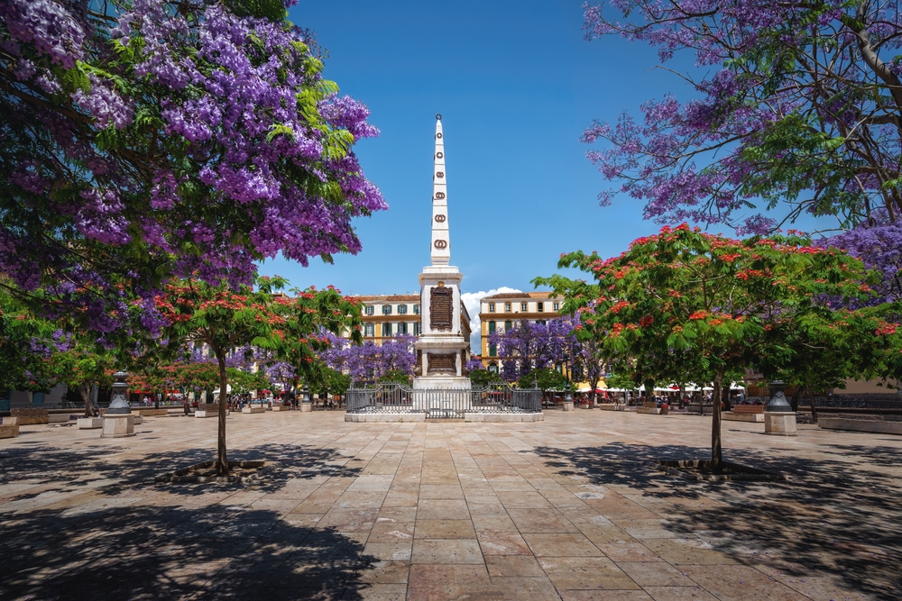 La plaza de la Merced con el obelisco de Torrijos en Málaga