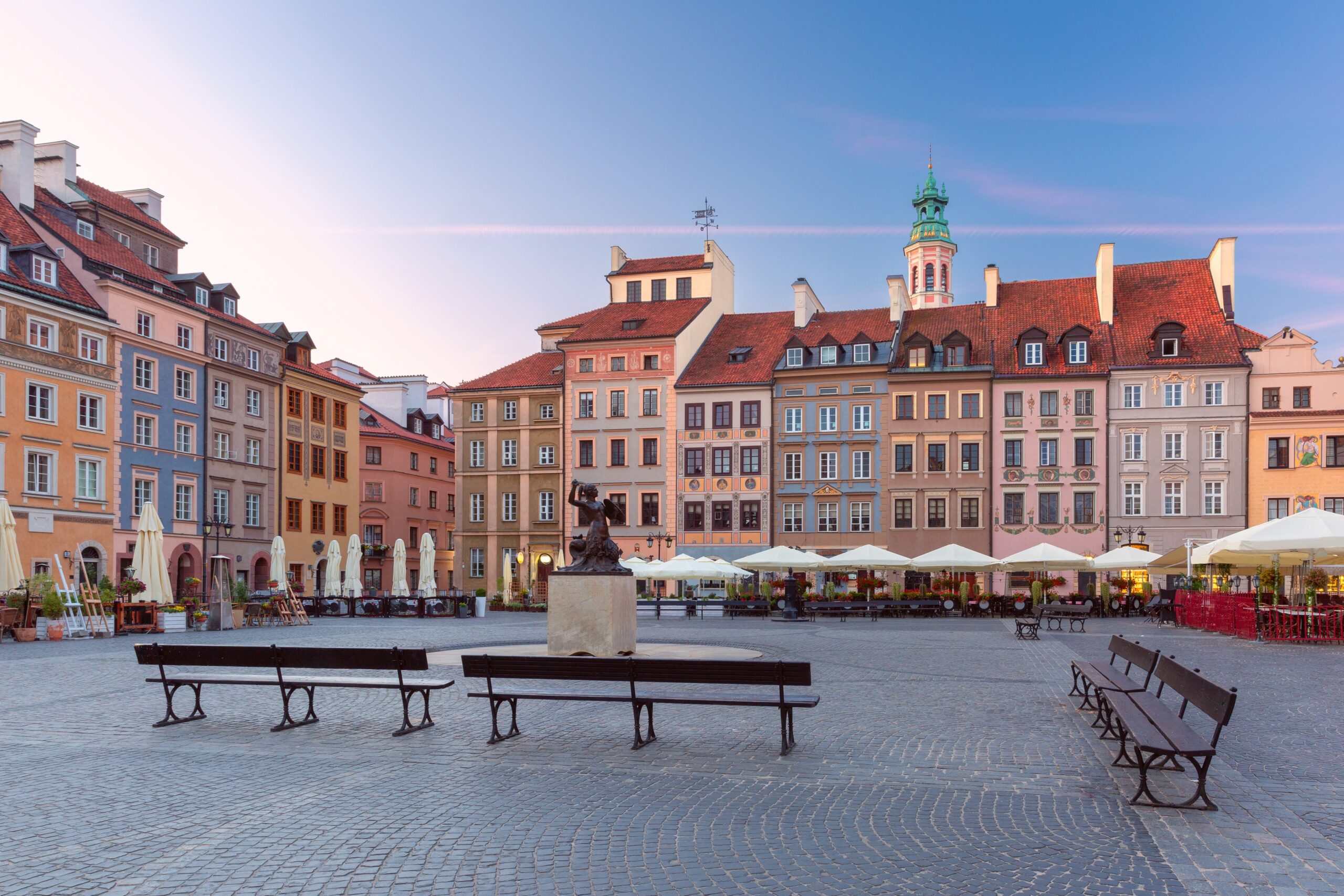 ¿Dónde alojarse en Varsovia? Las 6 mejores zonas y buenos hoteles 9 La plaza del mercado del casco antiguo de Varsovia con casas de colores a primera hora de la mañana
