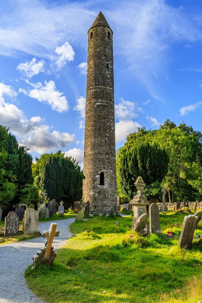 La torre redonda y el cementerio del monasterio de Glendalough