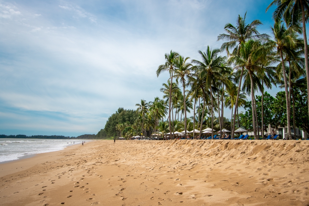 La tranquila playa de Khuk Khak en Khao Lak
