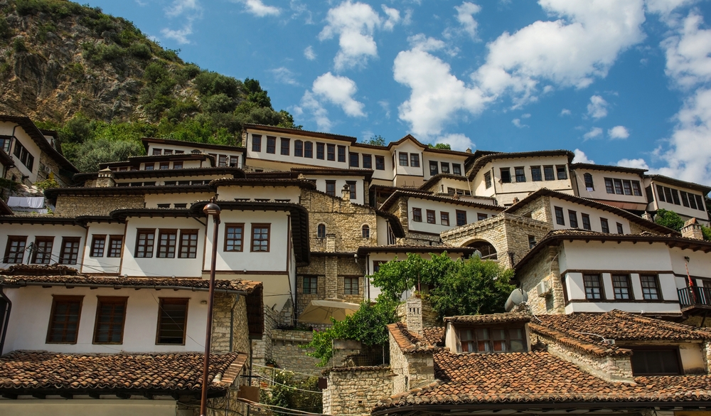 ¿Dónde alojarse en Albania? Los 7 mejores lugares y buenos hoteles 16 Las casas otomanas blancas del barrio de Mangalem, en Berat