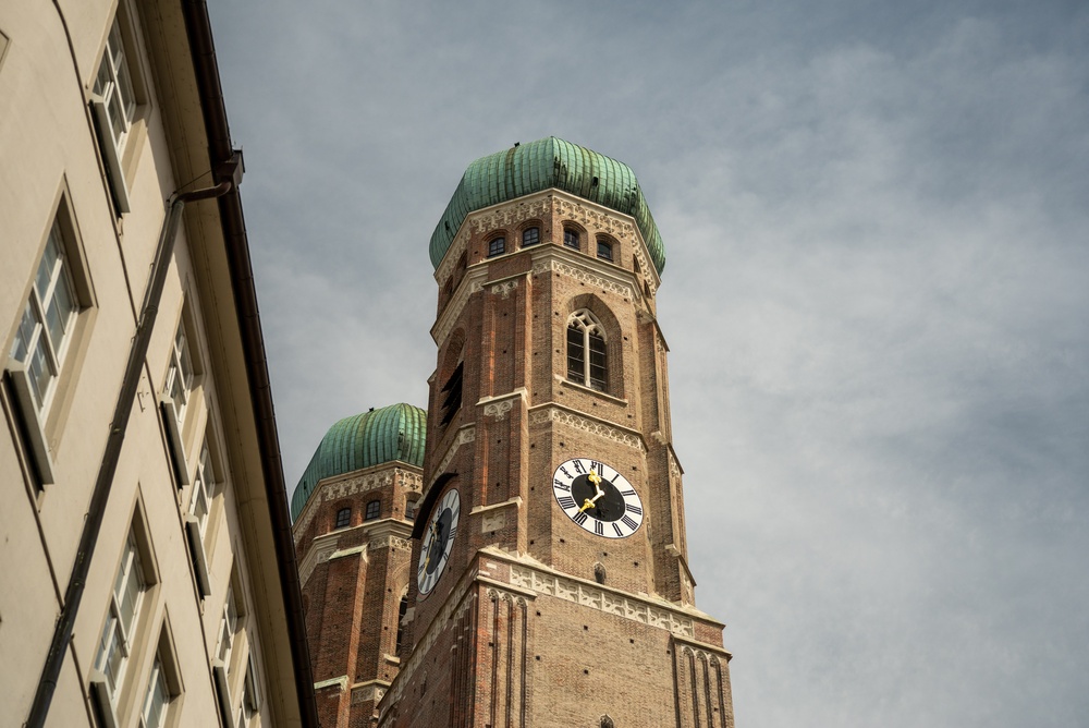 Qué ver en Múnich: las 18 mejores cosas que hacer 22 Las dos torres de la Frauenkirche con sus cúpulas verdes en Múnich