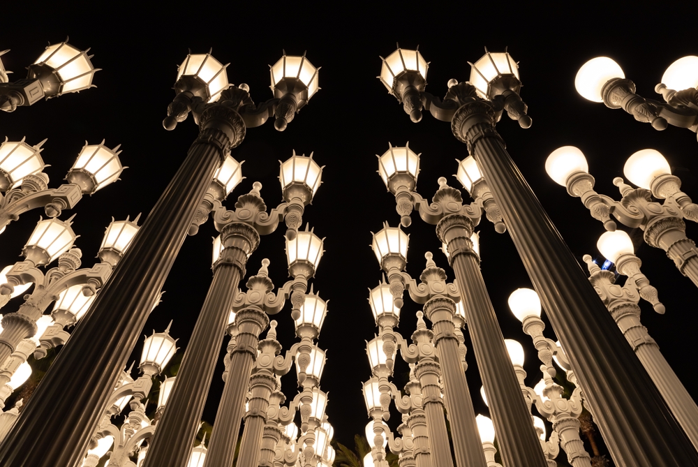 Las farolas de Urban Light en el LACMA al anochecer